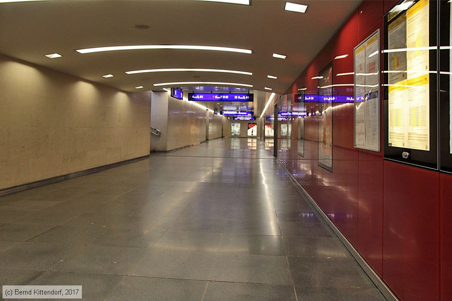 Innsbruck Hauptbahnhof
/ Bild: bfinnsbruckhbf_bk1711120192.jpg Innsbruck Hauptbahnhof
/ Bild: bfinnsbruckhbf_bk1711120192.jpg