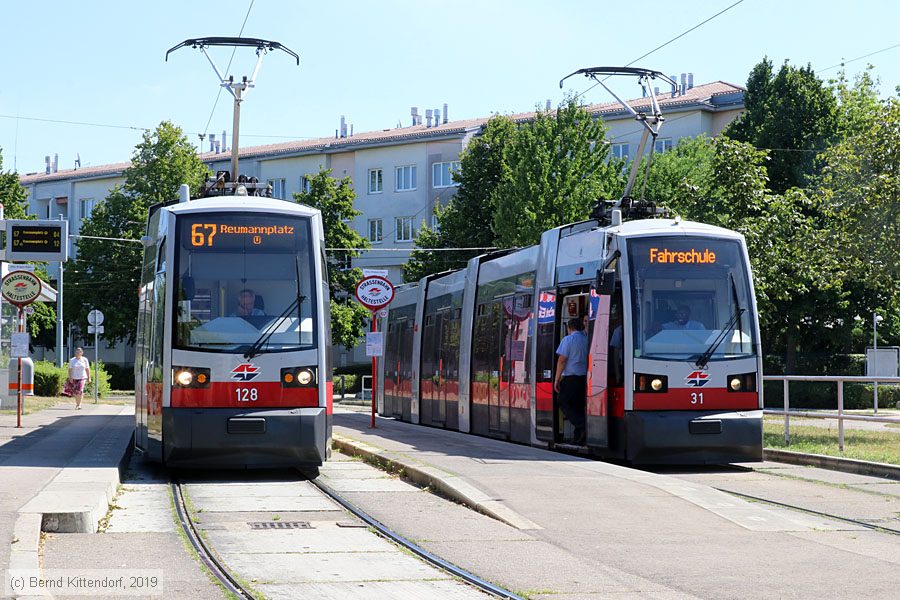 Wien - Straßenbahn - 128
/ Bild: wien128_bk1907230041.jpg Wien - Straßenbahn - 128
/ Bild: wien128_bk1907230041.jpg