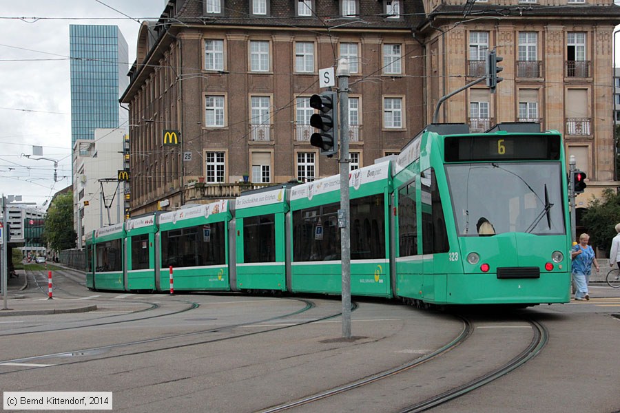 Basel - Straßenbahn - 323
/ Bild: basel323_bk1408110125.jpg Basel - Straßenbahn - 323
/ Bild: basel323_bk1408110125.jpg