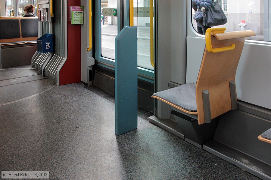Zürich - Straßenbahn - 3010 - Innenansicht
/ Bild: zuerich3010_bk1309170330.jpg