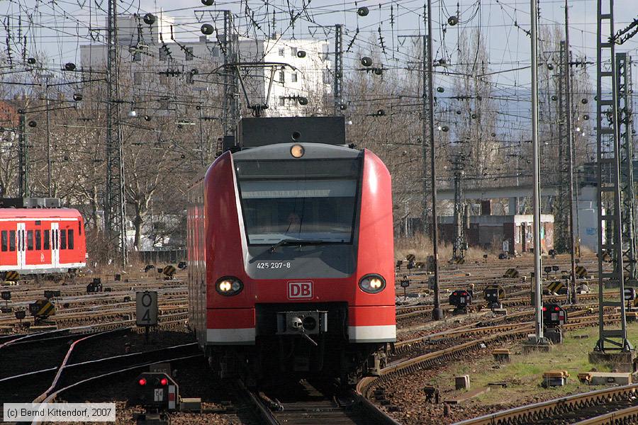 Deutsche Bahn - 425207-8
/ Bild: db4252078_bk0703040131.jpg