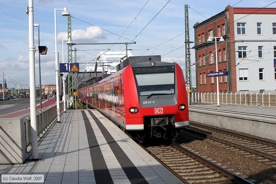Deutsche Bahn - S-Bahn Rhein Neckar - 425211-0
/ Bild: db4252110_cw0707310026.jpg