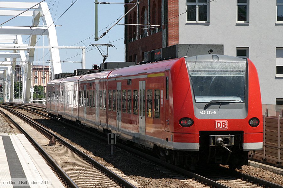 Deutsche Bahn - 425221-9
/ Bild: db4252219_bk0606120070.jpg