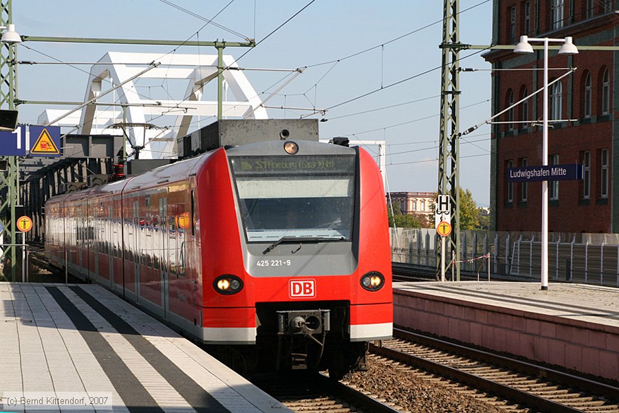 Deutsche Bahn - 425221-9
/ Bild: db4252219_bk0709300005.jpg