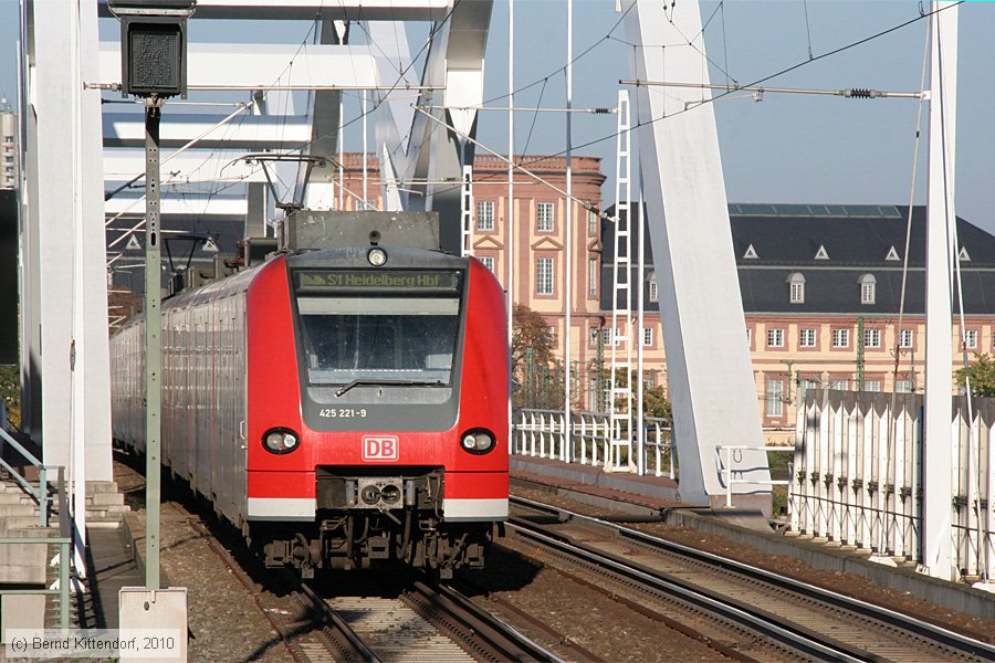 Deutsche Bahn - 425221-9
/ Bild: db4252219_bk1010100099.jpg