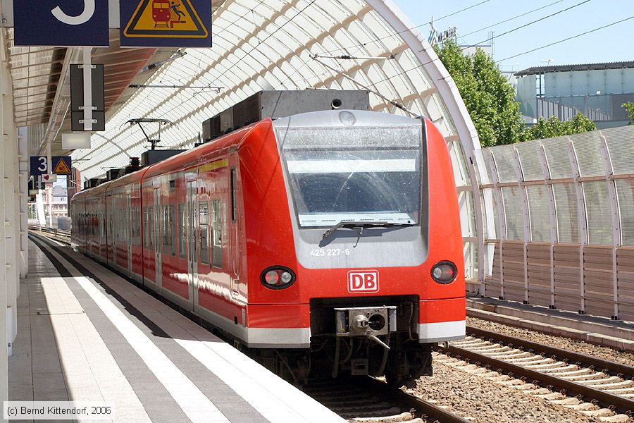 Deutsche Bahn - S-Bahn Rhein Neckar - 425227-6
/ Bild: db4252276_bk0606120048.jpg
