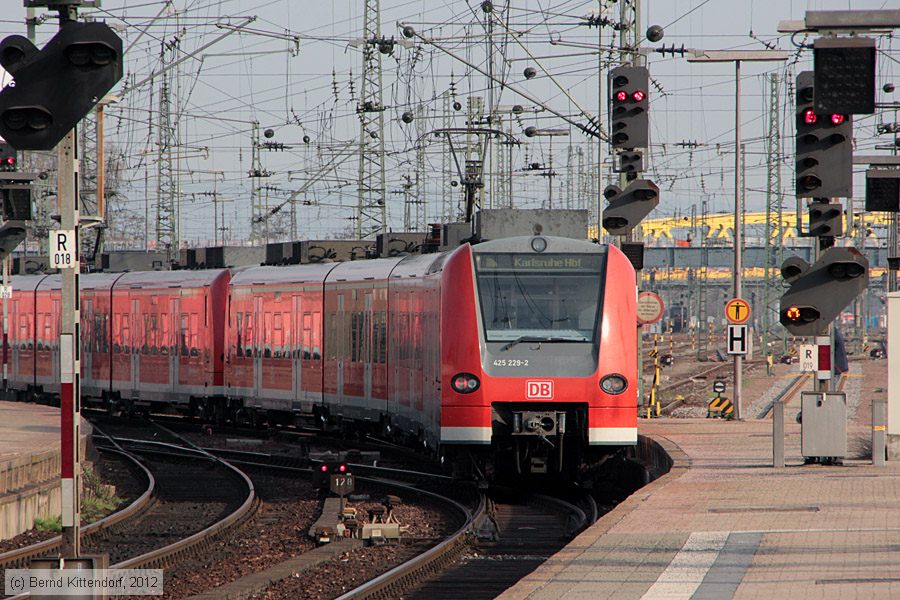 Deutsche Bahn - 425229-2
/ Bild: db4252292_bk1203270052.jpg