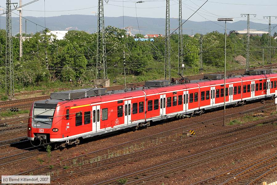Deutsche Bahn - 425230-0
/ Bild: db4252300_bk0704300176.jpg