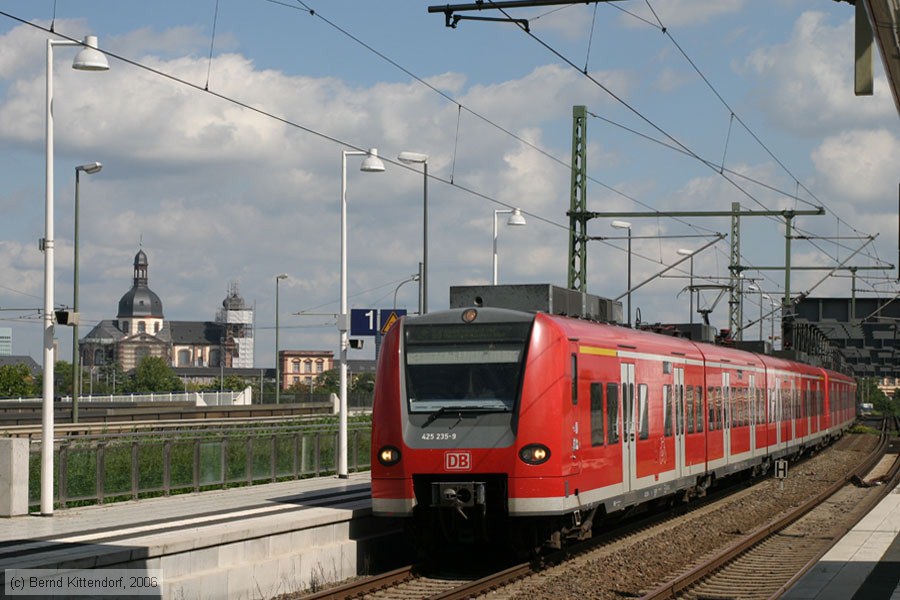 Deutsche Bahn - 425235-9
/ Bild: db4252359_bk0609040008.jpg Deutsche Bahn - 425235-9
/ Bild: db4252359_bk0609040008.jpg
