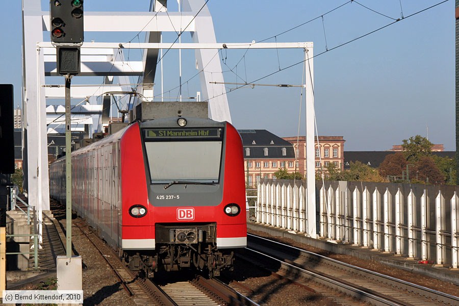 Deutsche Bahn - S-Bahn Rhein Neckar - 425237-5
/ Bild: db4252375_bk1010100124.jpg