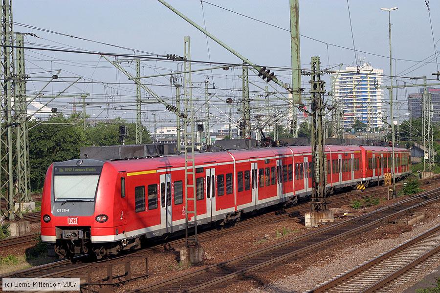 Deutsche Bahn - 425251-6
/ Bild: db4252516_bk0706080013.jpg Deutsche Bahn - 425251-6
/ Bild: db4252516_bk0706080013.jpg