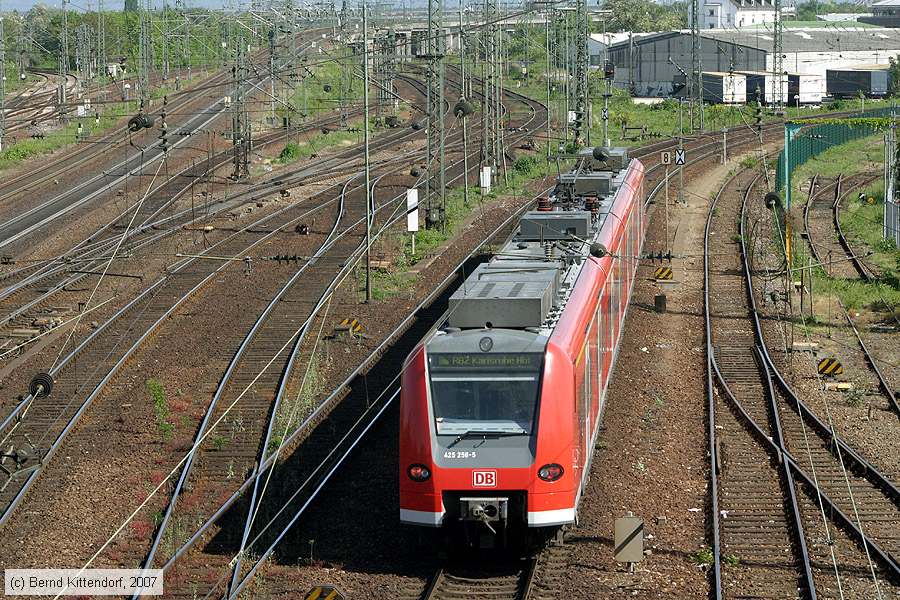 Deutsche Bahn - 425256-5
/ Bild: db4252565_bk0704300153.jpg