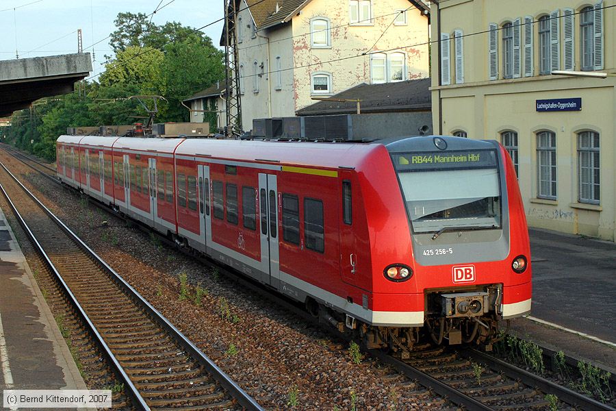 Deutsche Bahn - 425256-5
/ Bild: db4252565_bk0706050075.jpg Deutsche Bahn - 425256-5
/ Bild: db4252565_bk0706050075.jpg