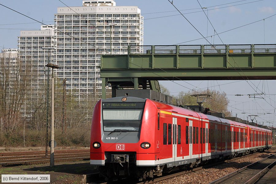 Deutsche Bahn - 425262-3
/ Bild: db4252623_bk0604070022.jpg Deutsche Bahn - 425262-3
/ Bild: db4252623_bk0604070022.jpg