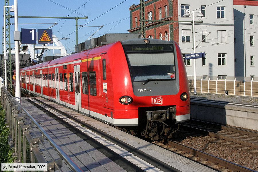 Deutsche Bahn - 425615-2
/ Bild: db4256152_bk0908010037.jpg Deutsche Bahn - 425615-2
/ Bild: db4256152_bk0908010037.jpg