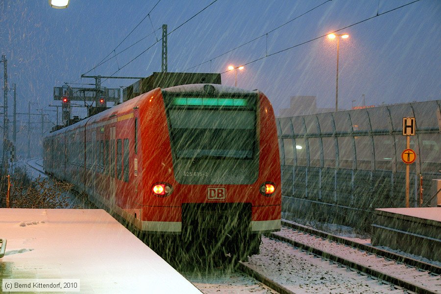 Deutsche Bahn - 425615-2
/ Bild: db4256152_bk1001300011.jpg Deutsche Bahn - 425615-2
/ Bild: db4256152_bk1001300011.jpg