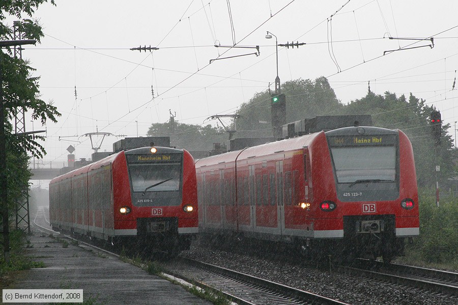 Deutsche Bahn - 425619-4 und 425123-7
/ Bild: db4256194_bk0806040022.jpg