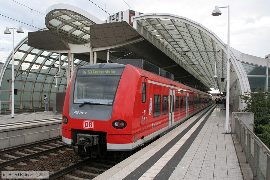 Deutsche Bahn - 425719-2
/ Bild: db4257192_bk1107230065.jpg