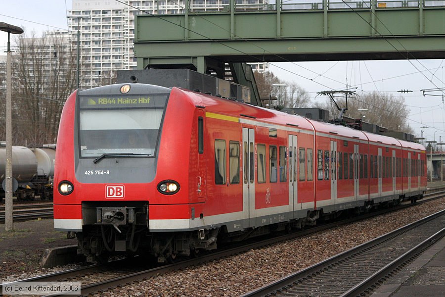 Deutsche Bahn - 425754-9
/ Bild: db4257549_bk0603280034.jpg Deutsche Bahn - 425754-9
/ Bild: db4257549_bk0603280034.jpg