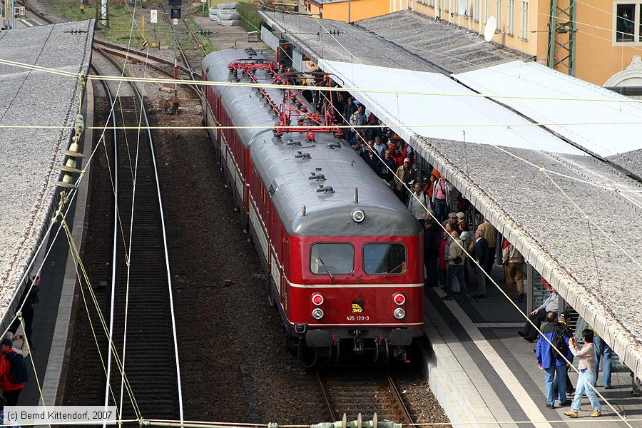 Historischer E-Triebwagen - 425120-3
/ Bild: db4251203_bk0709290016.jpg