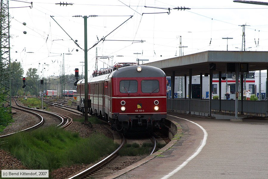 Historischer E-Triebwagen - 425120-3
/ Bild: db4251203_bk0709290048.jpg