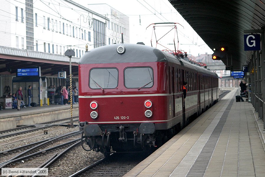 Historischer E-Triebwagen - 425120-3
/ Bild: db4251203_e0014722.jpg