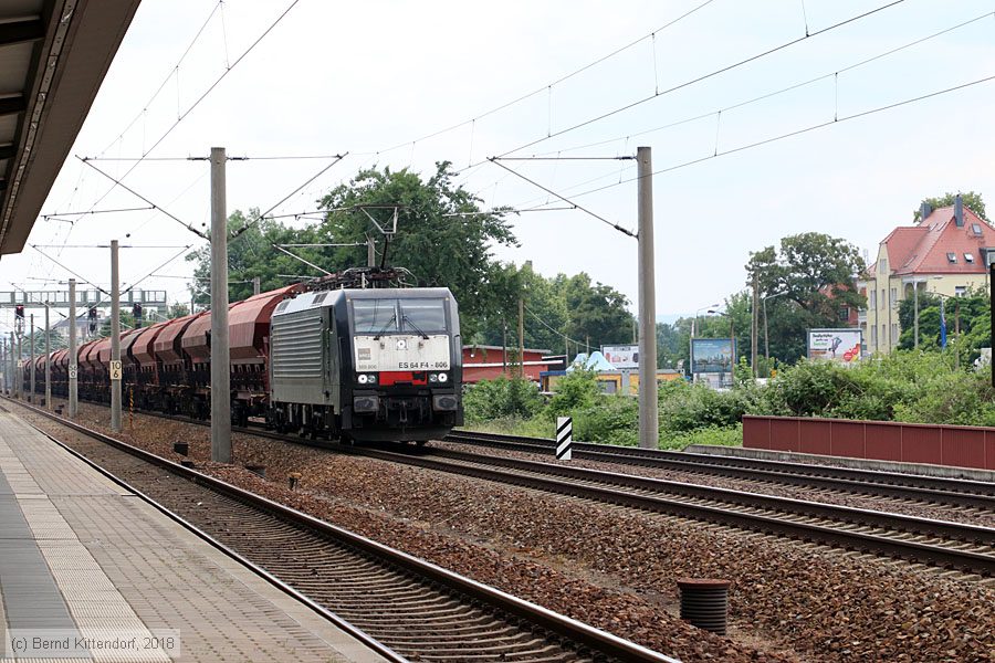 MRCE - ES 64 F4-806
/ Bild: dispolokes64f4806_bk1805300132.jpg MRCE - ES 64 F4-806
/ Bild: dispolokes64f4806_bk1805300132.jpg