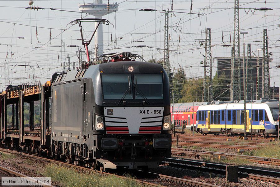 MRCE - X4E-858
/ Bild: mrcex4e858_bk1409040104.jpg MRCE - X4E-858
/ Bild: mrcex4e858_bk1409040104.jpg