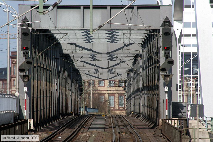 Bahnhof Ludwigshafen Mitte -  Rheinbrücke
/ Bild: bfludwigshafenmitte_bk0903190015.jpg