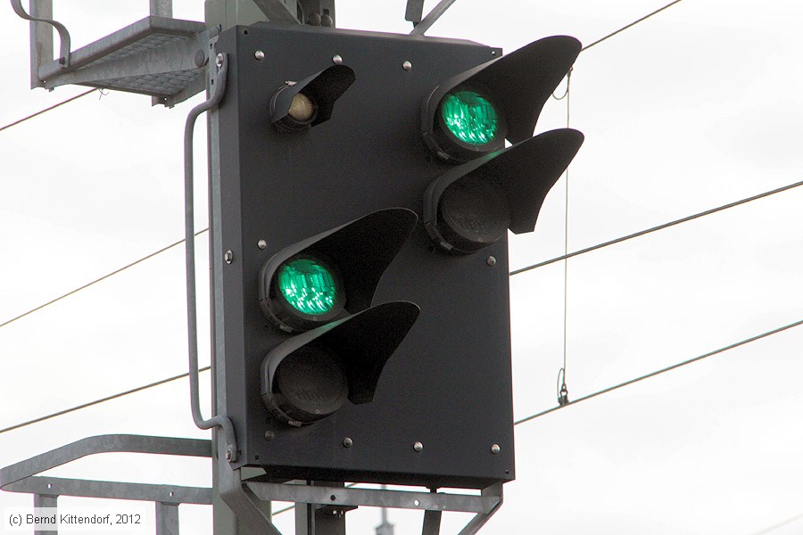 Mannheim Hauptbahnhof - Signale
/ Bild: bfmannheimhbf_bk1212280035.jpg Mannheim Hauptbahnhof - Signale
/ Bild: bfmannheimhbf_bk1212280035.jpg