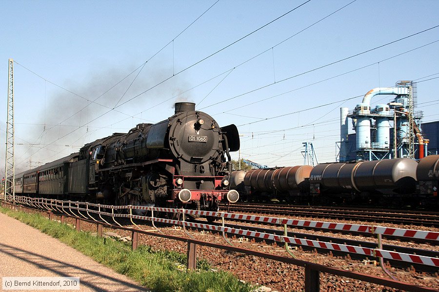 Dampflok - 01 1066
/ Bild: dampf011066_bk1010100016.jpg Dampflok - 01 1066
/ Bild: dampf011066_bk1010100016.jpg