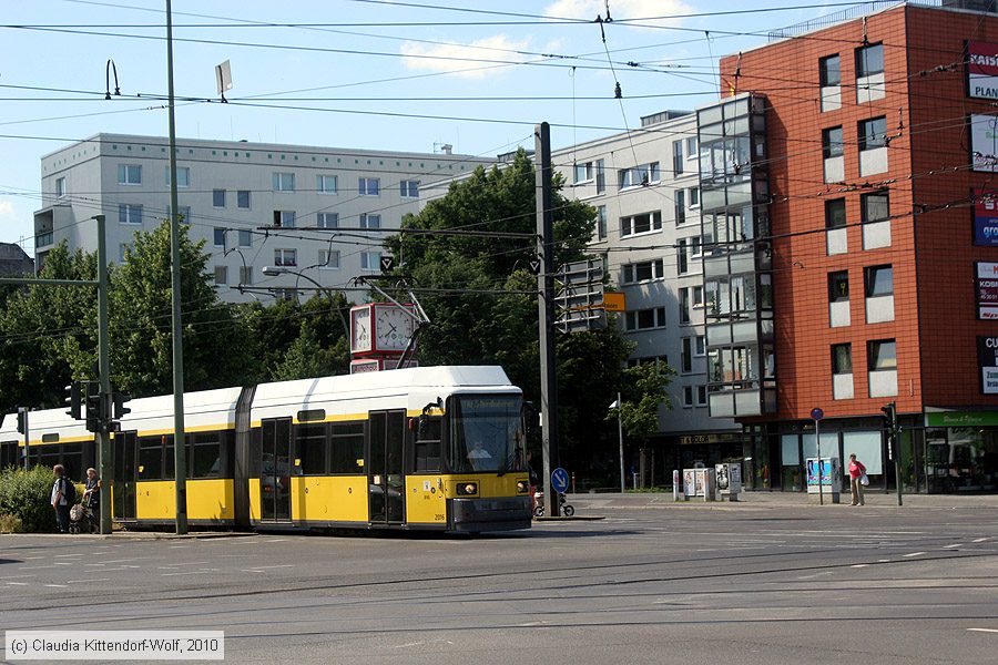 Straßenbahn Berlin - 2016
/ Bild: berlin2016_cw1006170006.jpg Straßenbahn Berlin - 2016
/ Bild: berlin2016_cw1006170006.jpg