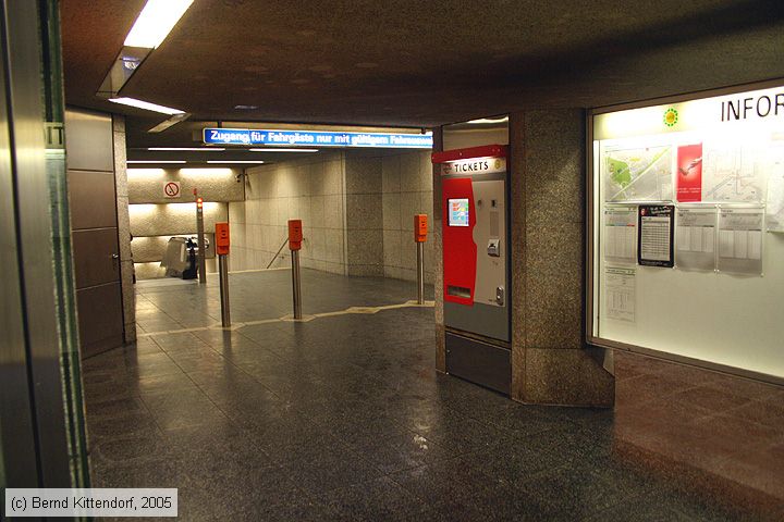 U-Bahn Bochum - Bogestra Haltestelle Schloß Strünkede
/ Bild: bogestrahaltestelle_e0013145.jpg