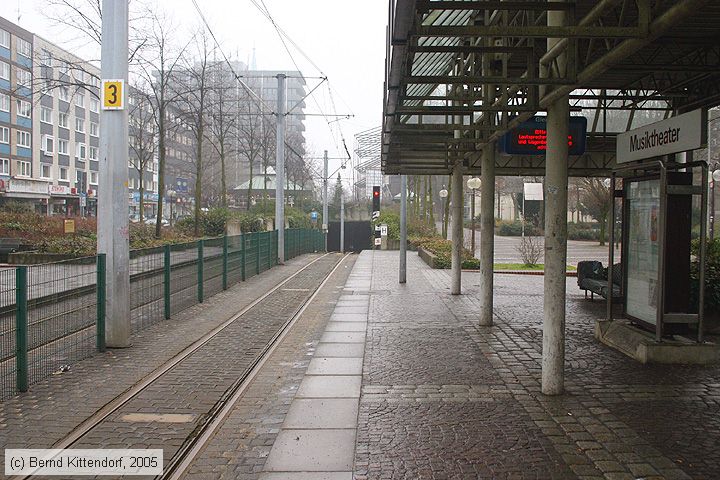 Straßenbahn Gelsenkirchen - Bogestra Haltestelle Musiktheater
/ Bild: bogestrahaltestelle_e0013222.jpg