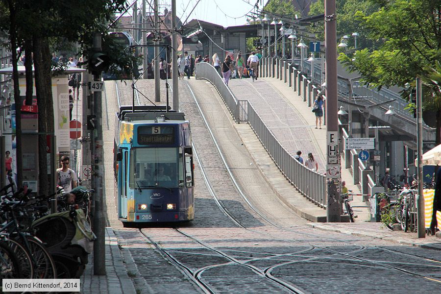 Straßenbahn Freiburg im Breisgau - 265
/ Bild: freiburg265_bk1408010404.jpg Straßenbahn Freiburg im Breisgau - 265
/ Bild: freiburg265_bk1408010404.jpg