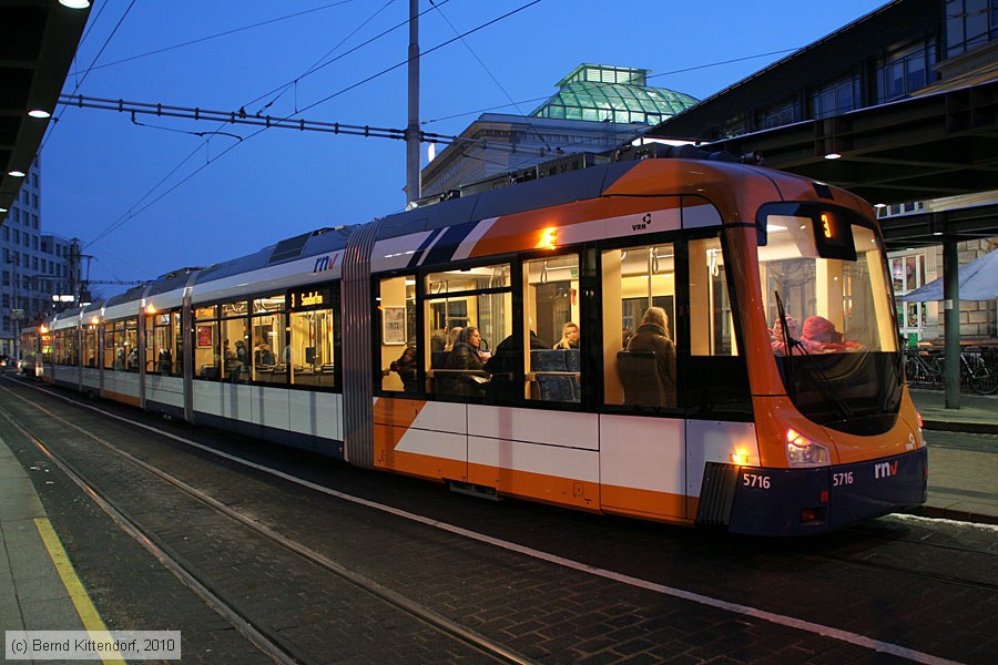Straßenbahn Mannheim - 5716
/ Bild: rnv5716_bk1012040019.jpg