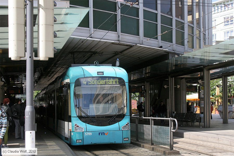 Straßenbahn Mannheim - 5709
/ Bild: rnv5709_cw1005210012.jpg Straßenbahn Mannheim - 5709
/ Bild: rnv5709_cw1005210012.jpg