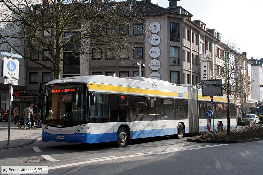 Solingen - O-Bus - 962
/ Bild: solingen962_bk1102160346.jpg Solingen - O-Bus - 962
/ Bild: solingen962_bk1102160346.jpg