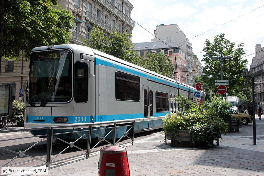 Straßenbahn Grenoble - 2033
/ Bild: grenoble2033_bk1406280118.jpg Straßenbahn Grenoble - 2033
/ Bild: grenoble2033_bk1406280118.jpg