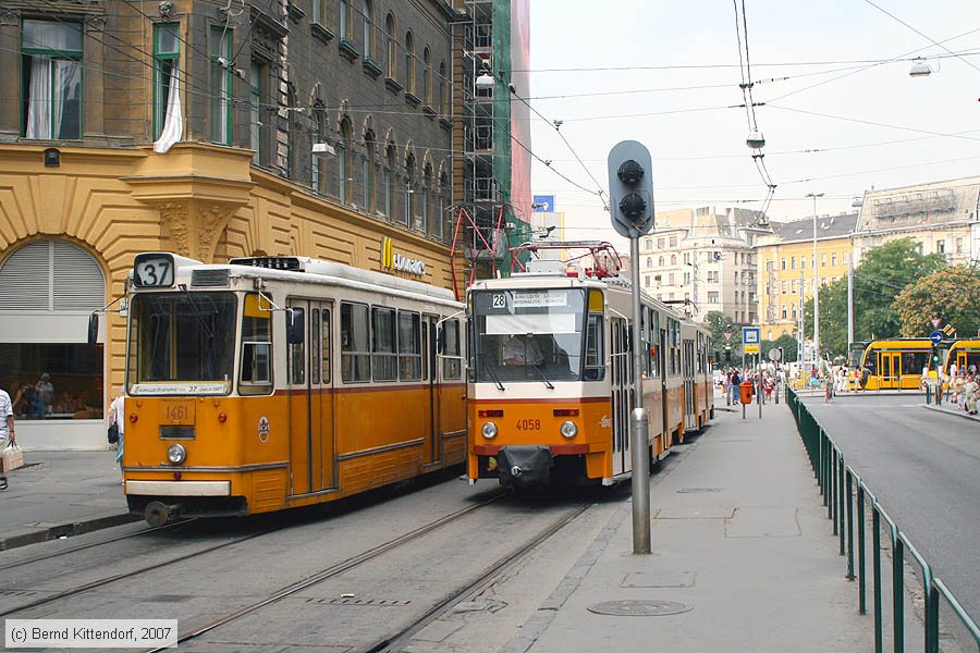 Budapest - Straßenbahn - 1461 und 4058
/ Bild: budapest1461_bk0708090360.jpg Budapest - Straßenbahn - 1461 und 4058
/ Bild: budapest1461_bk0708090360.jpg