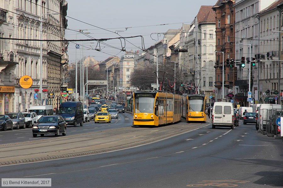 Budapest - Straßenbahn - 2006
/ Bild: budapest2006_bk1702270112.jpg Budapest - Straßenbahn - 2006
/ Bild: budapest2006_bk1702270112.jpg