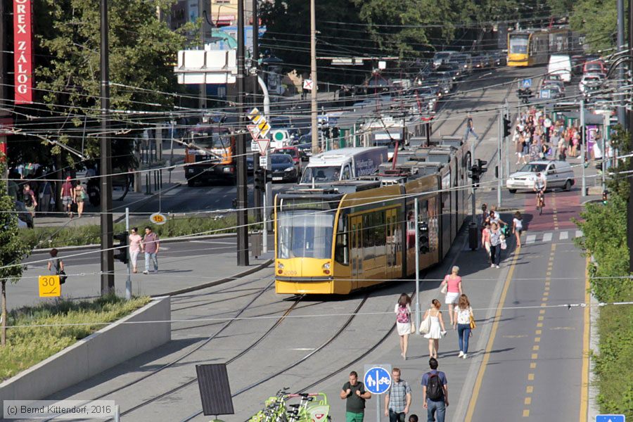 Budapest - Straßenbahn - 2009
/ Bild: budapest2009_bk1608310503.jpg Budapest - Straßenbahn - 2009
/ Bild: budapest2009_bk1608310503.jpg