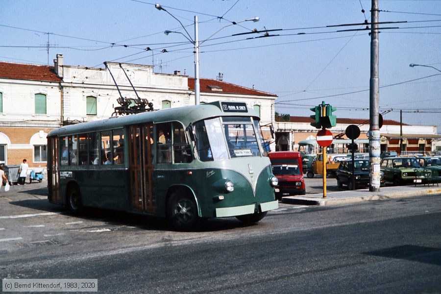 Filovia di Chieti - 7
/ Bild: chieti7_ds076701.jpg Filovia di Chieti - 7
/ Bild: chieti7_ds076701.jpg