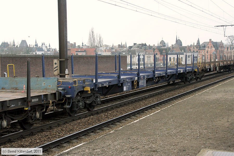 L-CFLCA - 81823513351-4
/ Bild: lcflca818235133514_bk1102260028.jpg