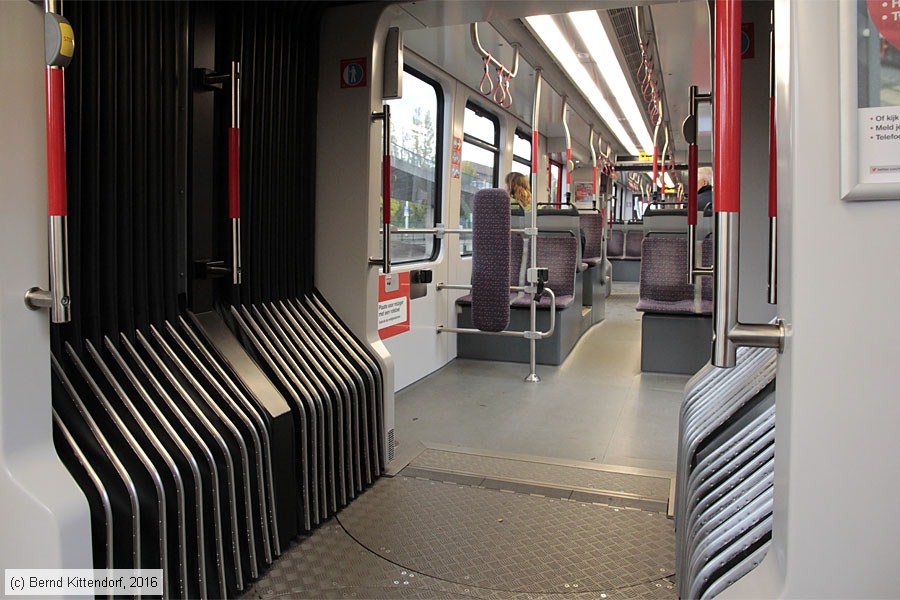 Straßenbahn Den Haag - 5050 - Innenansicht
/ Bild: denhaag5050_bk1611030047.jpg Straßenbahn Den Haag - 5050 - Innenansicht
/ Bild: denhaag5050_bk1611030047.jpg