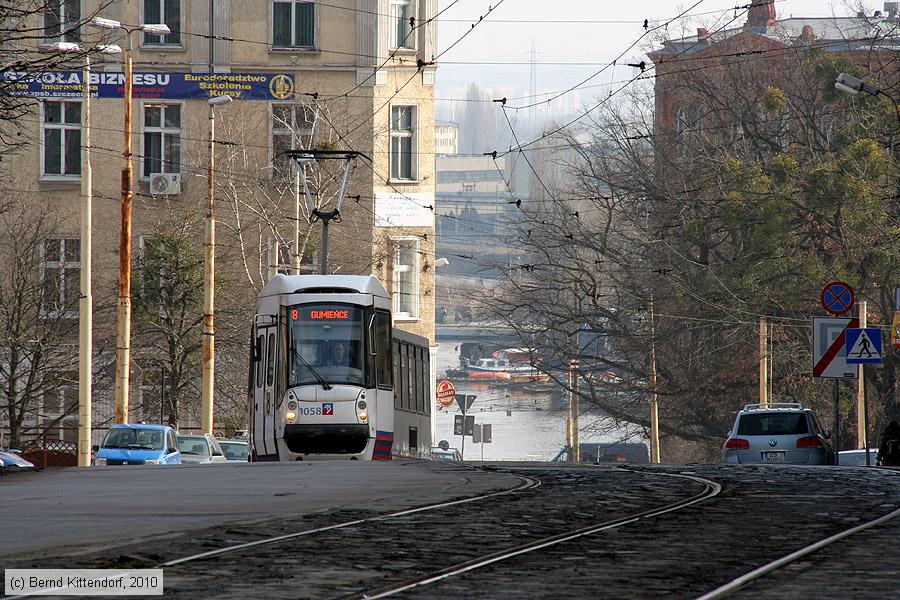 Straßenbahn Szczecin - 1058
/ Bild: szczecin1058_bk1003180311.jpg Straßenbahn Szczecin - 1058
/ Bild: szczecin1058_bk1003180311.jpg